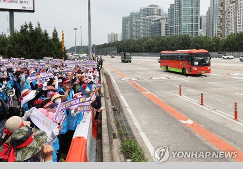 서울TG서 요금수납원 이틀째 노숙ㆍ고공농성…교통지장은 없어