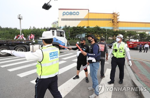 포스코 포항제철소 주변 긴장감 고조…화물연대 4일째 운송거부