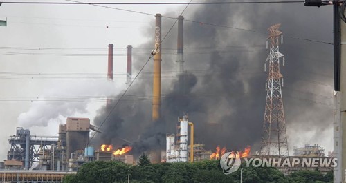 "검은 연기에 큰불 난 줄"…불안에 떤 광양제철소 인근 주민들