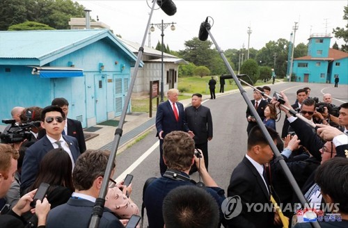 트럼프 인종차별 트윗 폭풍에도…백악관 대변인이 안보인다