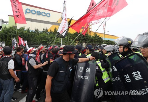 포항제철소 입구서 출하 막은 화물연대·경찰 한때 대치(종합)