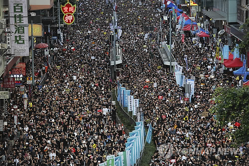 홍콩 시위로 정치적 도전에 직면한 시진핑