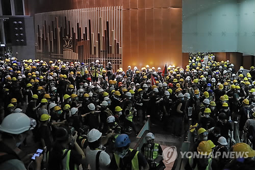 中매체들, 홍콩시위대 입법회 점거에 "폭도 행위" 맹비난