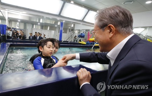 文대통령 "의료비 본인 부담 줄어 뿌듯"…재활치료 환자 격려