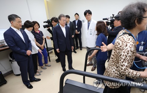 文대통령 "의료비 본인 부담 줄어 뿌듯"…재활치료 환자 격려