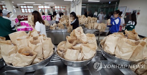 학교 비정규직 파업…'빵 급식'에 돌봄교실 운영 차질