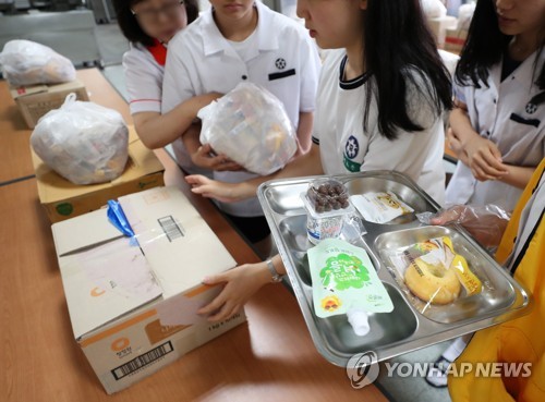 강원 비정규직 파업 이틀째…292개교 급식 차질