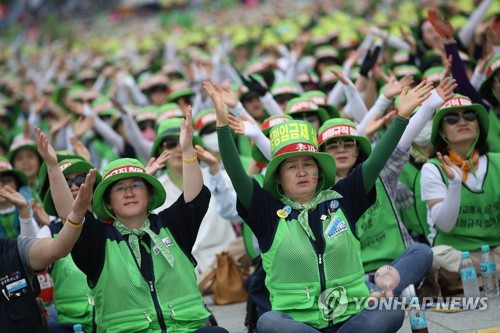 "밥 안준다 원망 말고 파업이유 관심을" 파업 응원하는 학생들