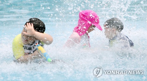 구름 많고 낮 최고 30도…내륙지역 천둥·번개 동반 소나기