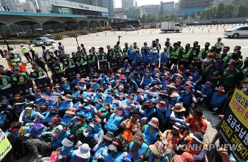 더위 피해 동굴로 워터파크로…서울 톨게이트선 뙤약볕 농성