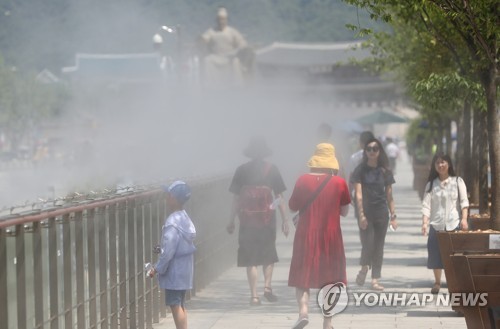 "야외활동 엄두 안 나요" 주말 폭염에 영화관·쇼핑몰 북적