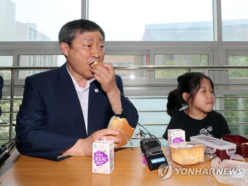 학교비정규직 파업 이틀째 1만7000명 참여…1700여곳 대체급식