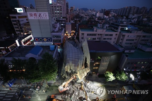 잠원동 붕괴건물에 예비부부 참변…"결혼반지 찾으러 가던 길"(종합)