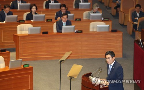 오신환 연설…與 "소득주도성장에 편견", 한국당 "골고루 공감"