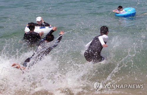 "숨이 턱턱" 한증막 더위 피해 실내로, 바다로, 동굴로