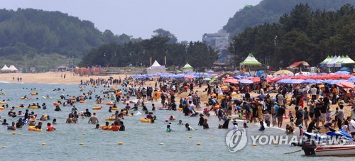 주말 한여름 무더위 '이글이글'…전국 해수욕장 인파로 '넘실'