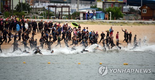 개장 첫 휴일 맞은 강원 동해안 해수욕장 날씨 흐려 '한산'