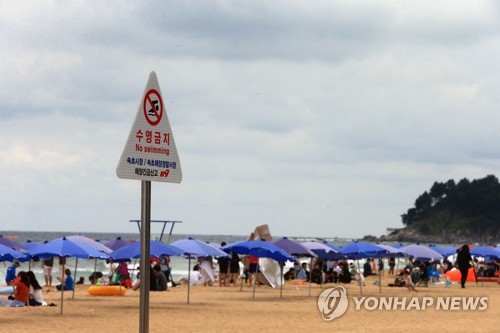 개장 첫 휴일 맞은 강원 동해안 해수욕장 날씨 흐려 '한산'