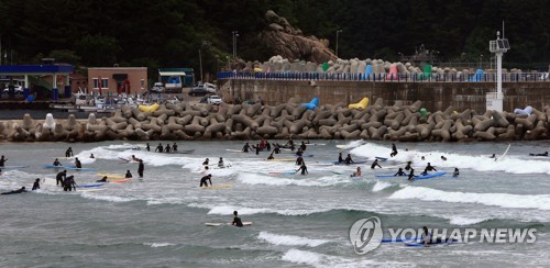 "서핑 특수를 잡아라" 동해안 지자체 잇따른 시설 투자