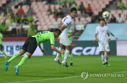 이적 앞둔 김신욱, 팬들에게 큰절 "4년 동안 응원에 감사"