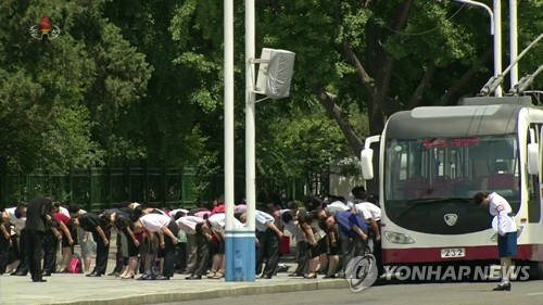 김정은, 김일성 25주기 금수산궁전 참배…北전역서 추모묵념(종합)