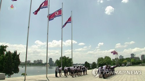 김정은, 김일성 25주기 금수산궁전 참배…北전역서 추모묵념(종합)