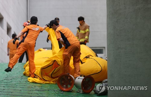 "죄송하다" 거제 흉기 살해범 밤샘 대치 끝 투신해 숨져