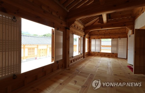 단청만 남은 복원 건축물 '경복궁 흥복전' 공개됐다