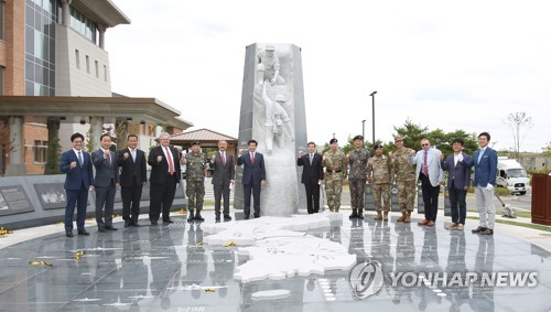 "한미동맹은 굳건" 평택 험프리스기지에 대형 조형물(종합)