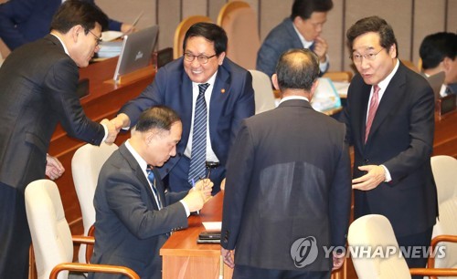 '경제해법' 공방…與 "추경이 구원투수", 野 "소주성 정책 전환"(종합)