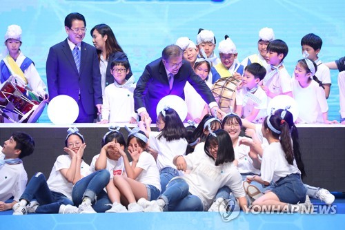 호남서 충무공 떠올린 文대통령 "열 두척 배로 나라 지켜"(종합)