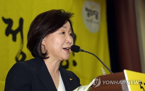  심상정, 노회찬 묘소 찾아 "함께 꾸었던 꿈 당당히 실현"