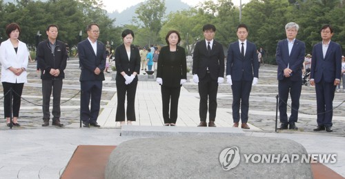  심상정, 노회찬 묘소 찾아 "함께 꾸었던 꿈 당당히 실현"