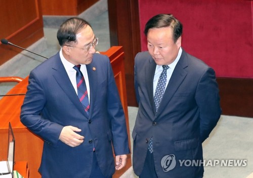  홍남기 "日대응 추경 1200억 이상…감정적 대응 도움 안 돼"