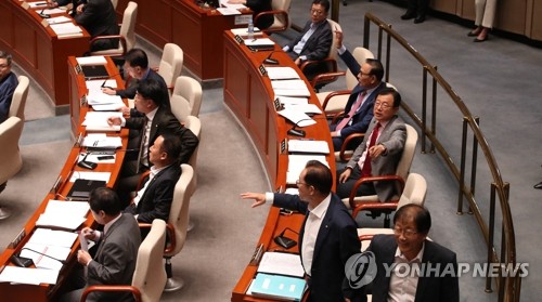 예결위 초반부터 충돌…"김상조 나와라" vs "정치적 주장 말라"
