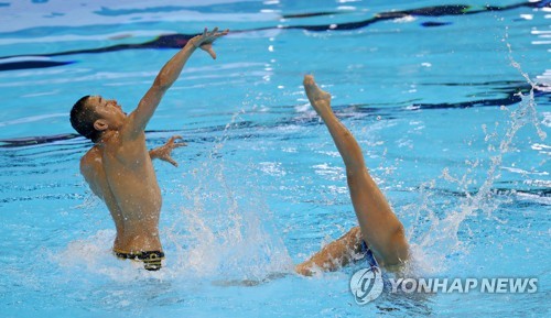 [광주세계수영] 실사판 '워터보이' 아베, 3수 끝 아티스틱 시상대에