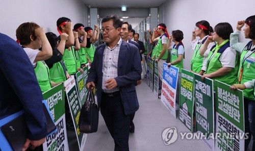 학교비정규직-교육당국 교섭 잠정중단…"2차 총파업 선포"