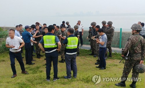 '잠망경 추정 물체 목격' 행담도휴게소 방문객들 "설마…"