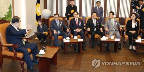 제헌절 경축식 사전 환담회서 여야대표 '미묘한 신경전'