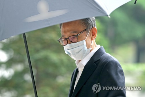 MB 재판 또 나온 이학수, '삼성 추가 뇌물'에 "자금 지원 의미"