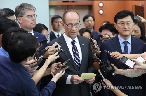 美스틸웰 "한일갈등 해결 노력 지원…해법 곧 찾길 희망"