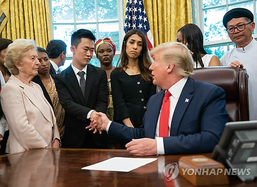 탈북자 백악관에 초청한 트럼프 "'종교의자유' 문제 제기하겠다"(종합)