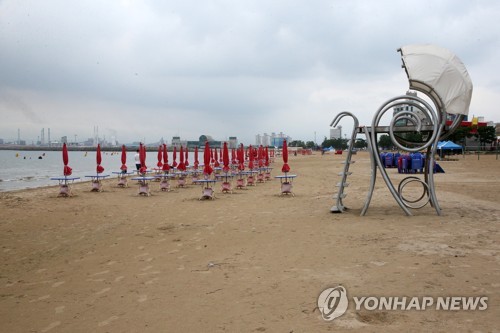 "하필이면 주말에"…태풍 다나스 북상에 피서지 상인들 '울상'