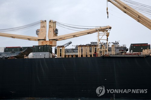 포항 앞바다에 군수물자 실은 미군 대형 수송선 정박 눈길