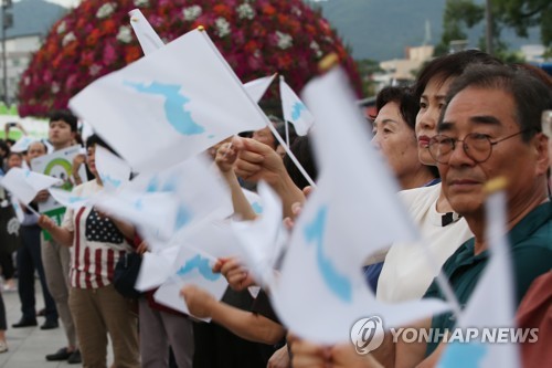 "손에 손잡고" 한반도 평화 염원하며 인간 띠 잇기