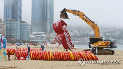 부산 태풍 피해 속출…항공편 무더기 결항·항만 폐쇄