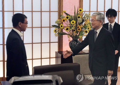 日외무상, 주일대사 말 끊고 "잠깐만요"…대놓고 '결례'