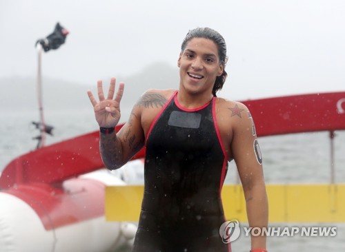 [광주세계수영] 브라질 해군 쿤하, 6일 동안 41㎞ 수영…"금 2개도 아쉬워"