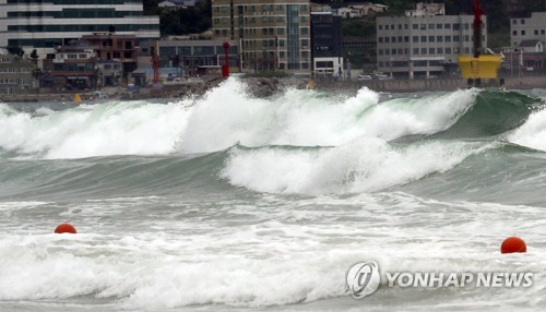 부산 태풍 피해 속출…항공편 무더기 결항·항만 폐쇄