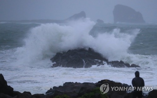 태풍 '다나스'로 침수피해 잇따라…하늘·바닷길 곳곳 통제